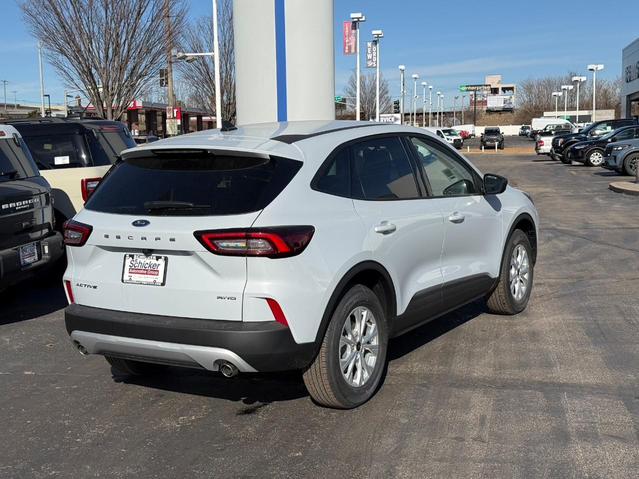 Ford Escape Vehicle Full-screen Gallery Image 03