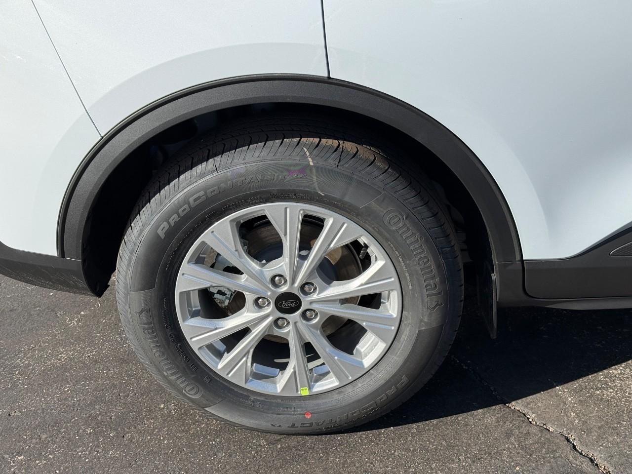 Ford Escape Vehicle Full-screen Gallery Image 04