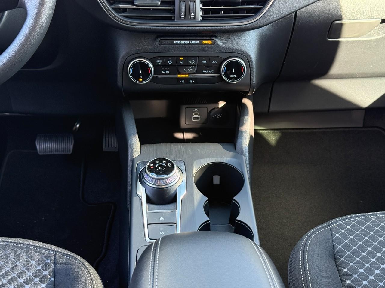 Ford Escape Vehicle Full-screen Gallery Image 09