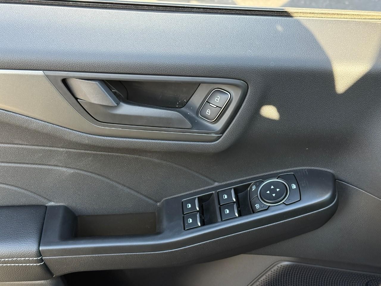 Ford Escape Vehicle Full-screen Gallery Image 10