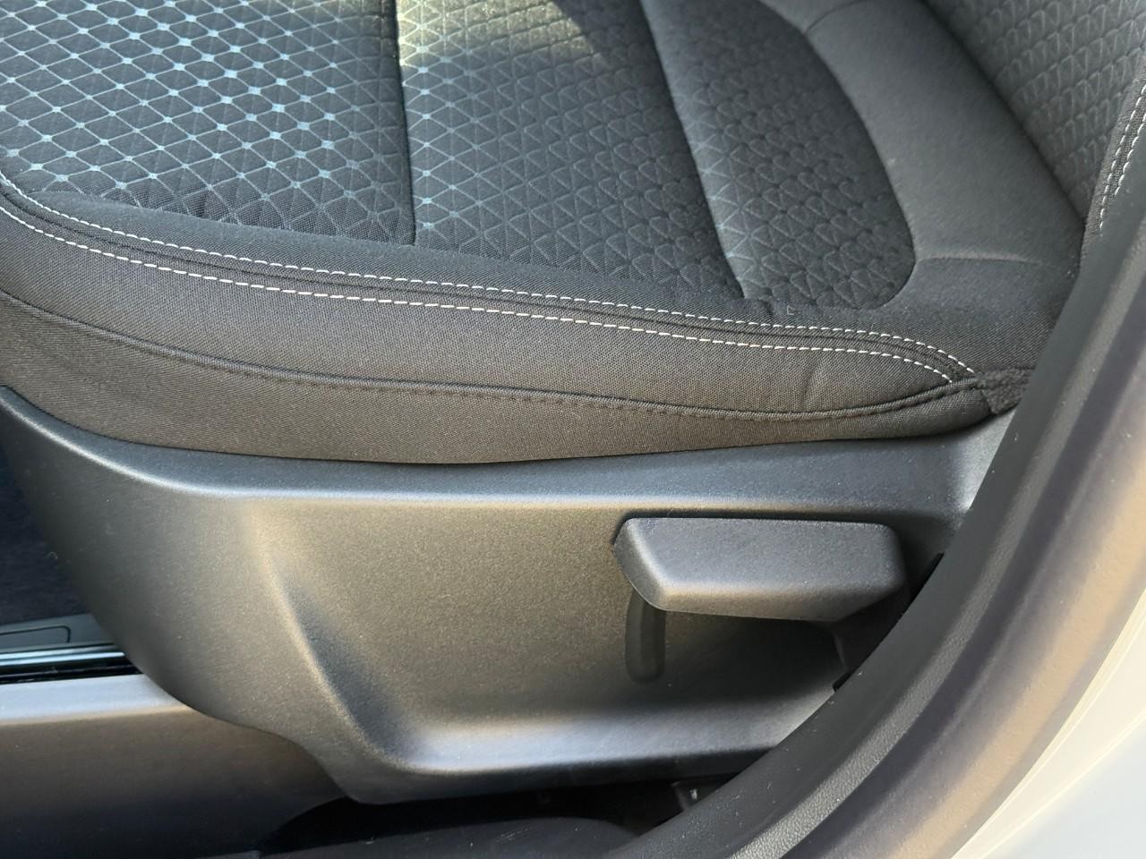 Ford Escape Vehicle Full-screen Gallery Image 12