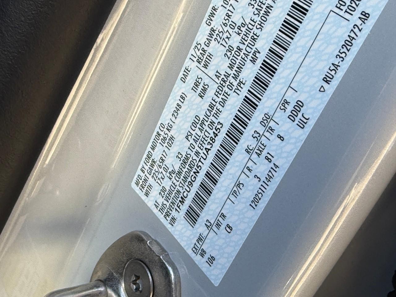 Ford Escape Vehicle Full-screen Gallery Image 17