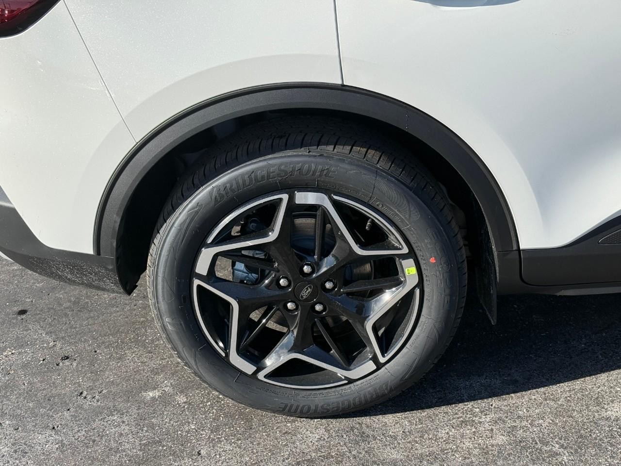 Ford Escape Vehicle Full-screen Gallery Image 04