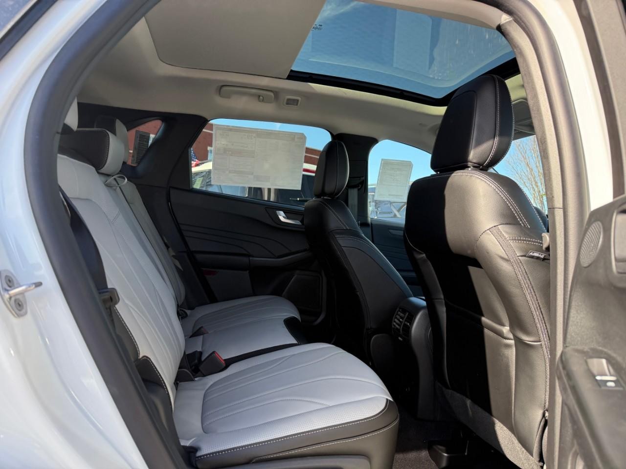 Ford Escape Vehicle Full-screen Gallery Image 05