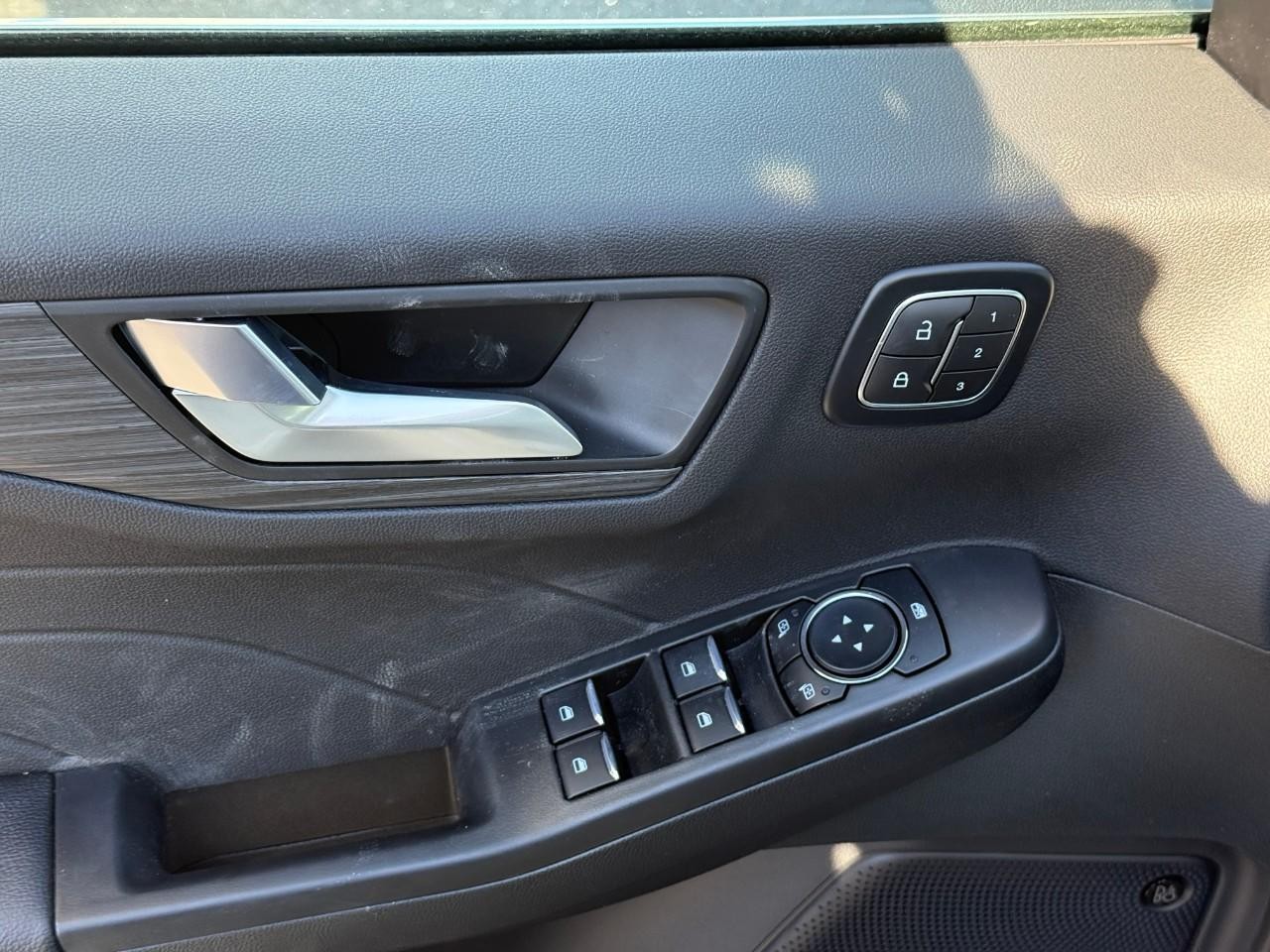 Ford Escape Vehicle Full-screen Gallery Image 10