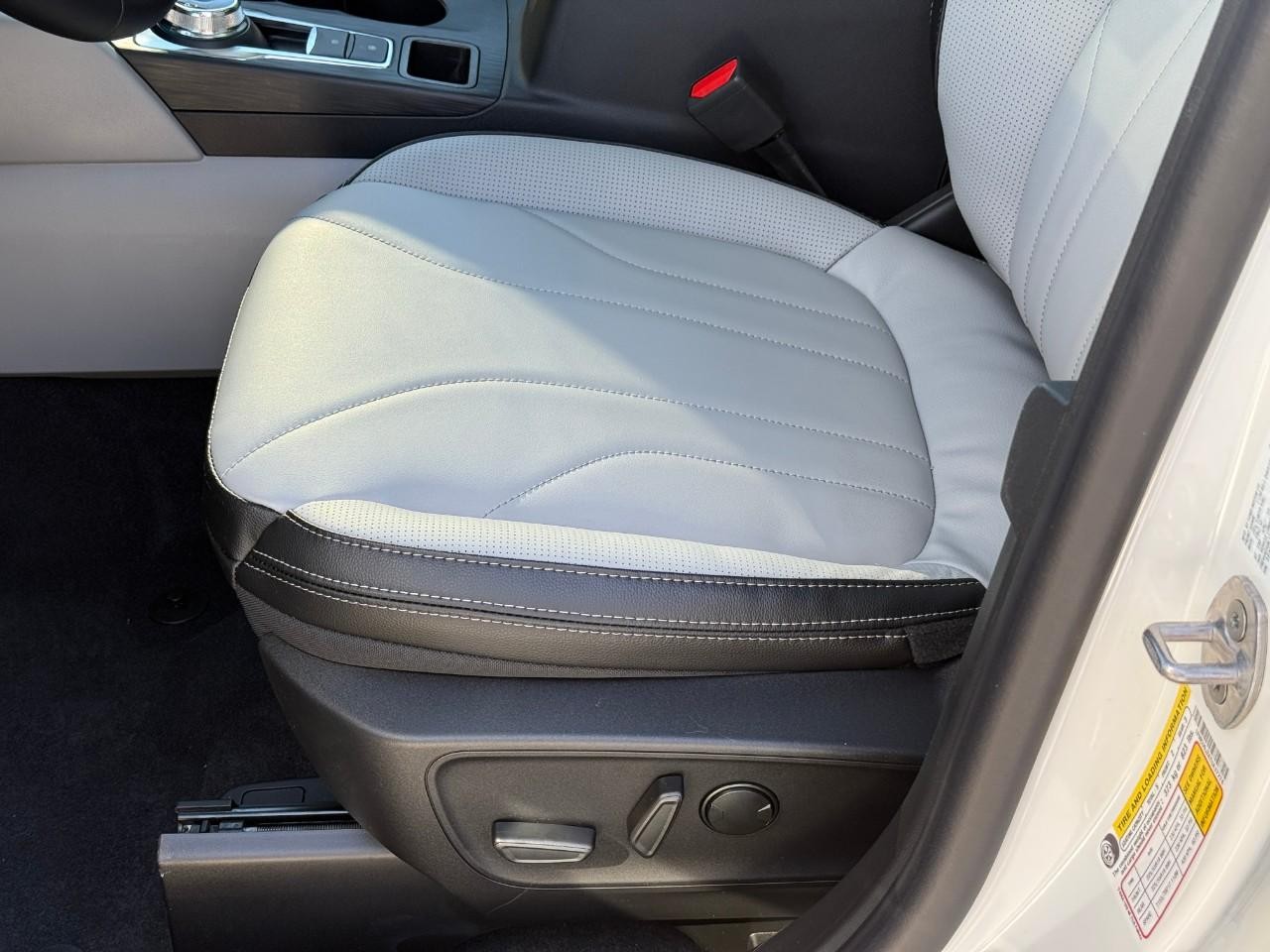 Ford Escape Vehicle Full-screen Gallery Image 12