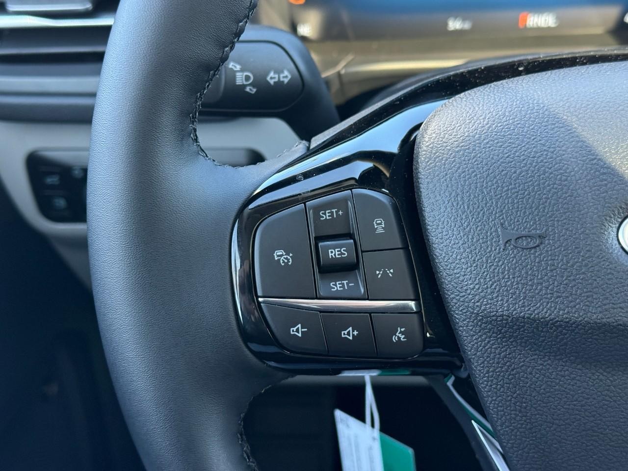 Ford Escape Vehicle Full-screen Gallery Image 14