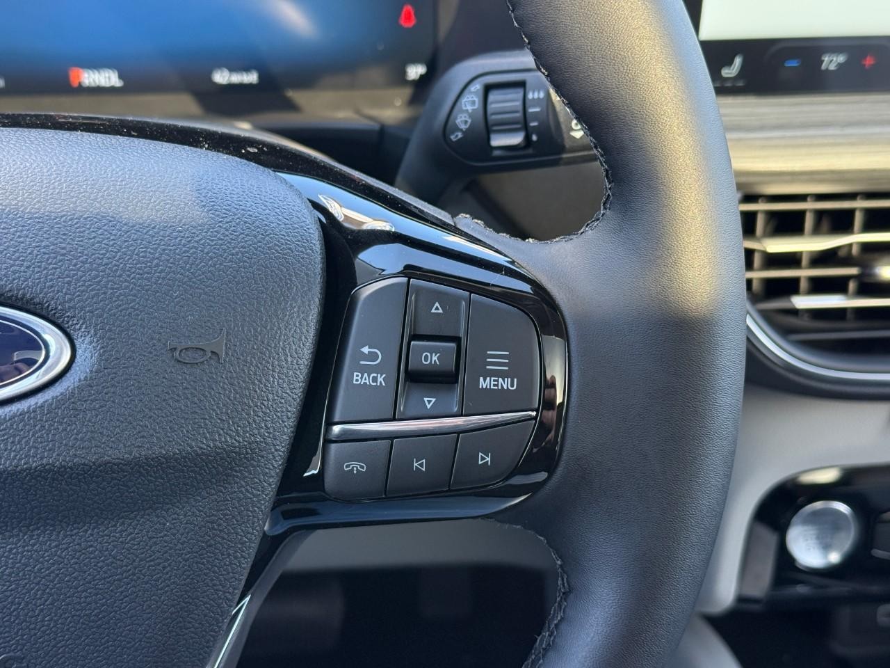 Ford Escape Vehicle Full-screen Gallery Image 15