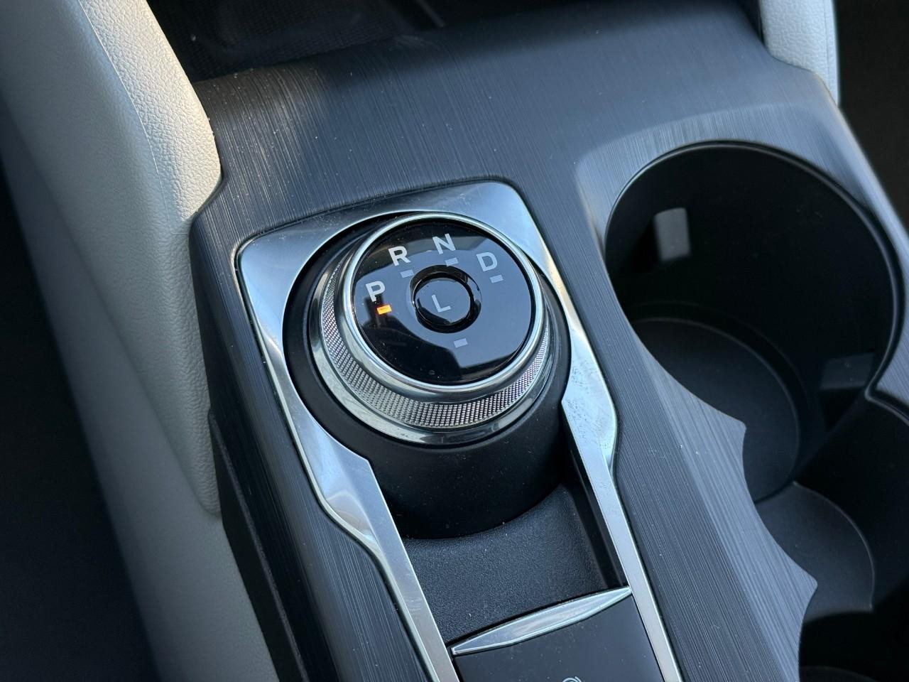 Ford Escape Vehicle Full-screen Gallery Image 16