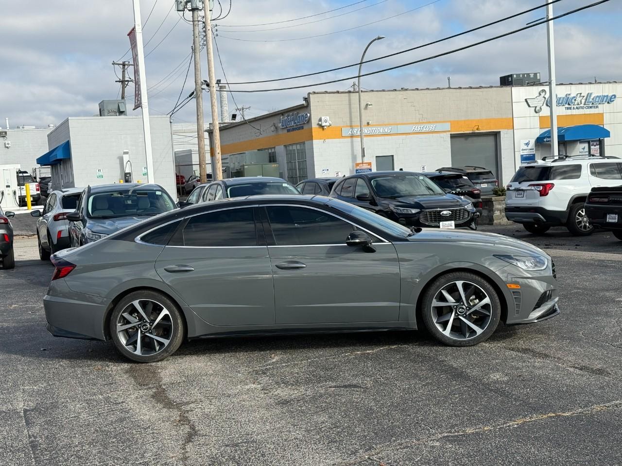 Hyundai Sonata Vehicle Full-screen Gallery Image 05