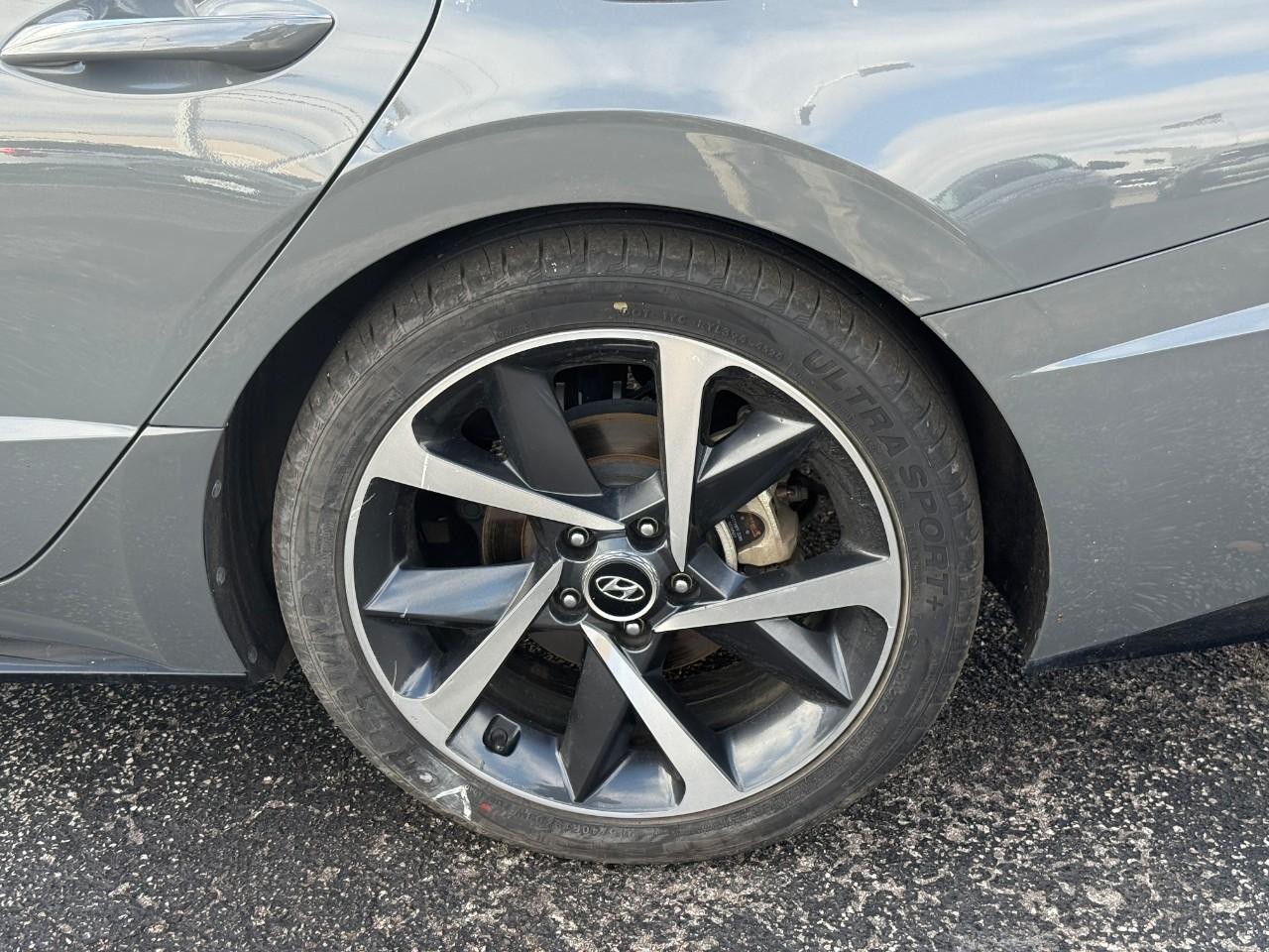 Hyundai Sonata Vehicle Full-screen Gallery Image 06