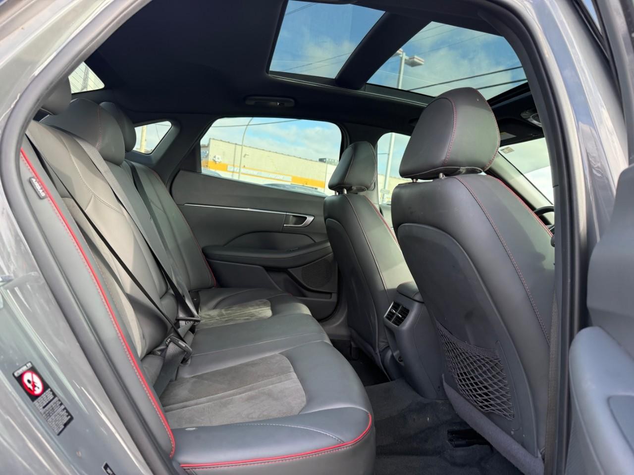 Hyundai Sonata Vehicle Full-screen Gallery Image 09