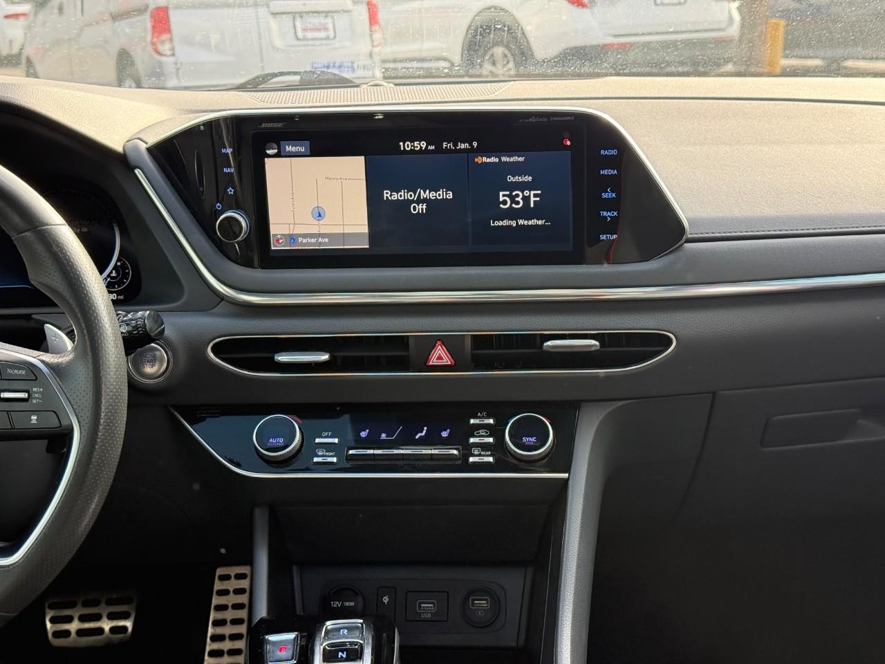 Hyundai Sonata Vehicle Full-screen Gallery Image 12