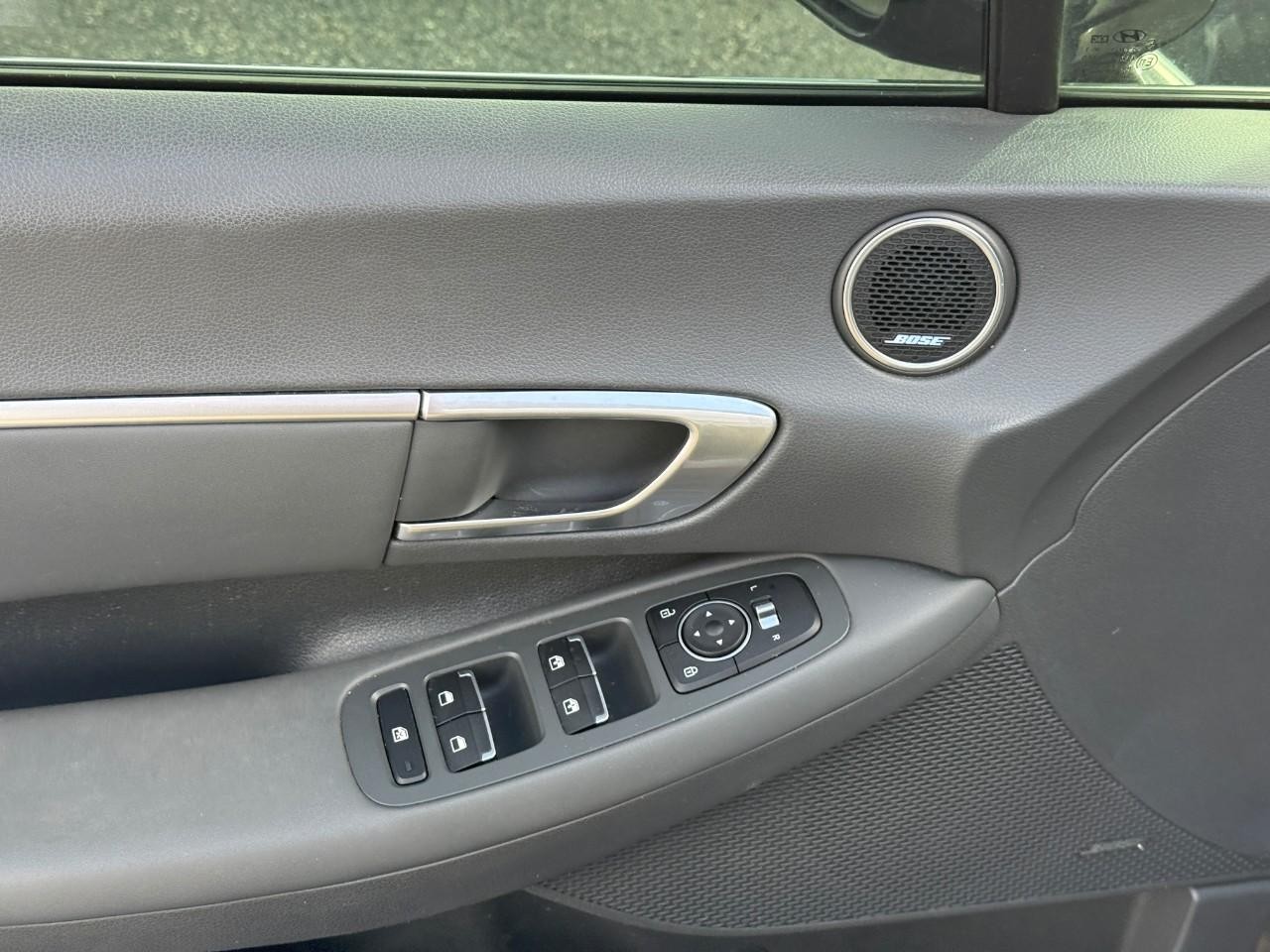 Hyundai Sonata Vehicle Full-screen Gallery Image 14