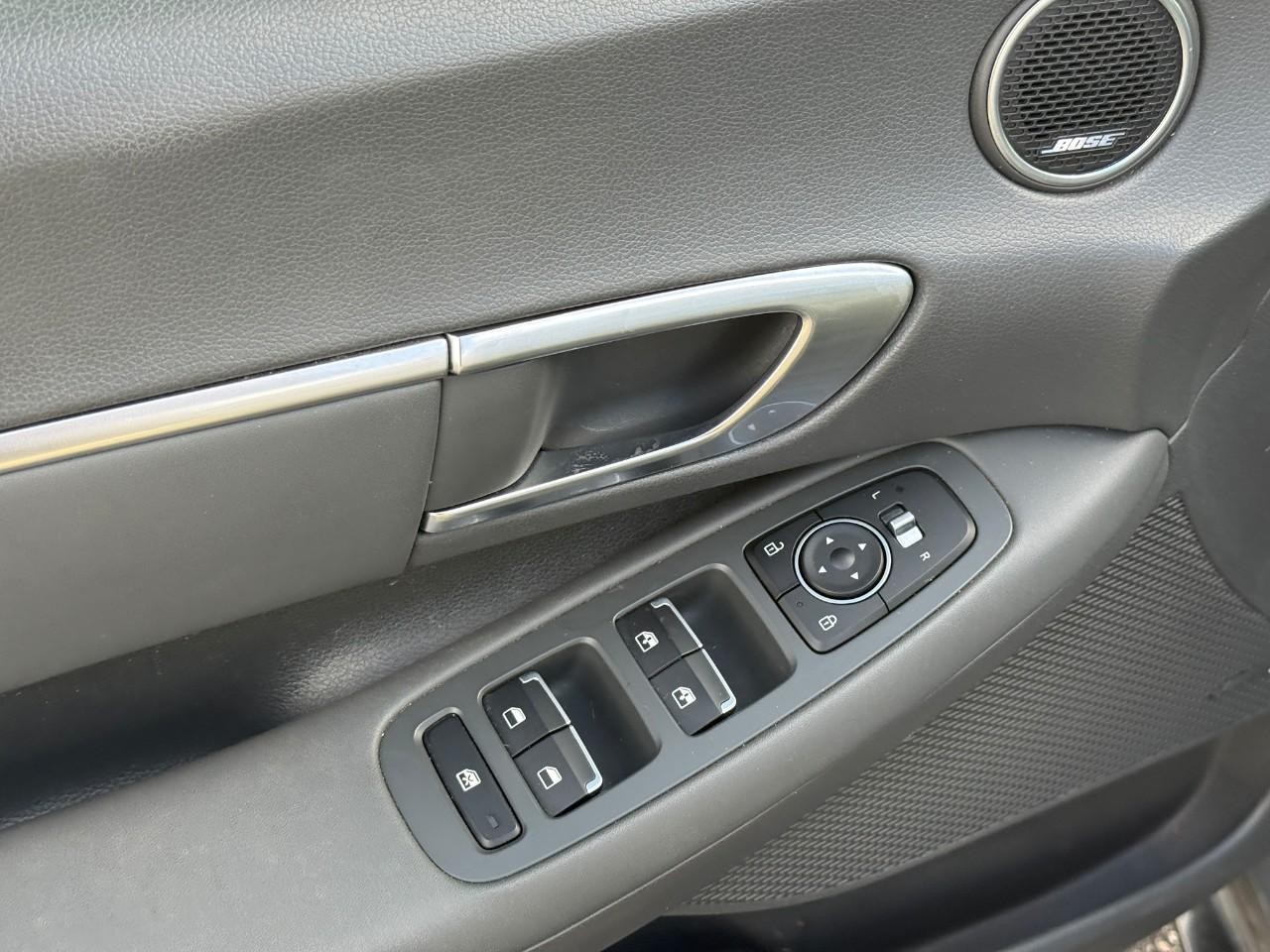 Hyundai Sonata Vehicle Full-screen Gallery Image 15