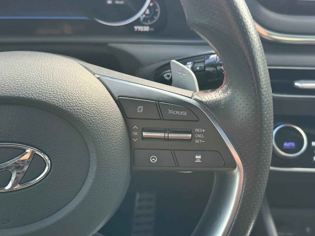 Hyundai Sonata Vehicle Full-screen Gallery Image 19