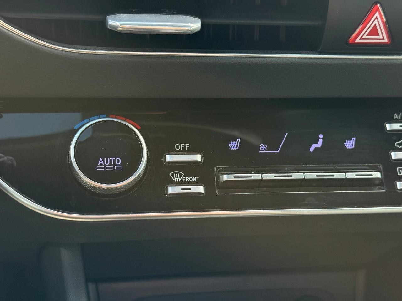 Hyundai Sonata Vehicle Full-screen Gallery Image 21