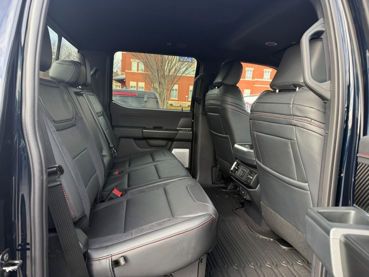 Ford F-150 Vehicle Full-screen Gallery Image 05