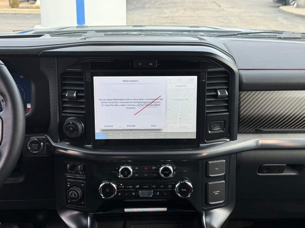 Ford F-150 Vehicle Full-screen Gallery Image 08