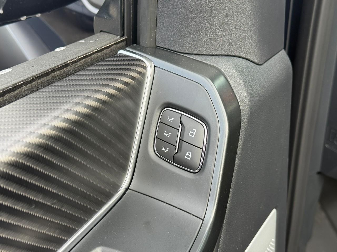 Ford F-150 Vehicle Full-screen Gallery Image 11