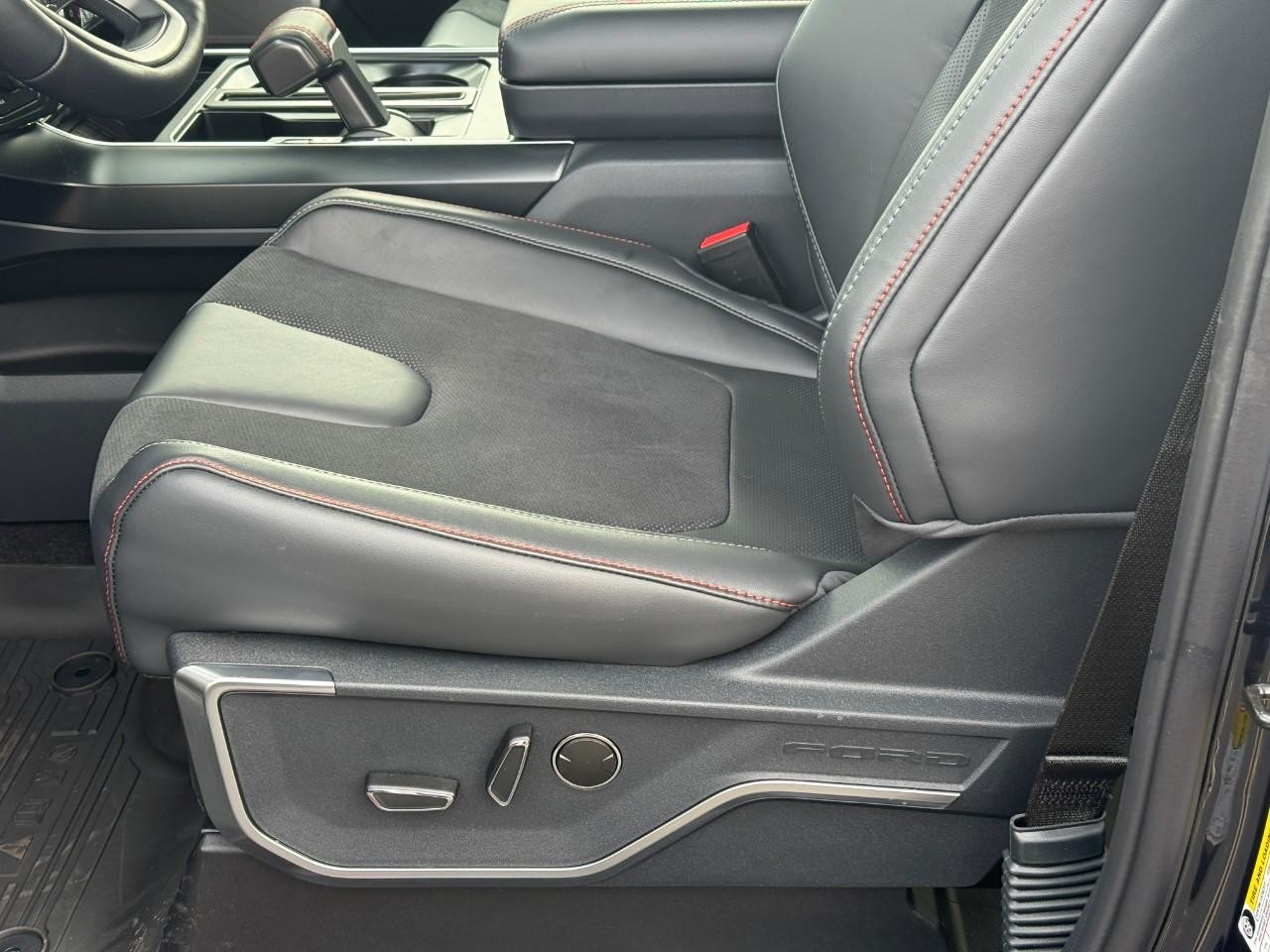 Ford F-150 Vehicle Full-screen Gallery Image 12