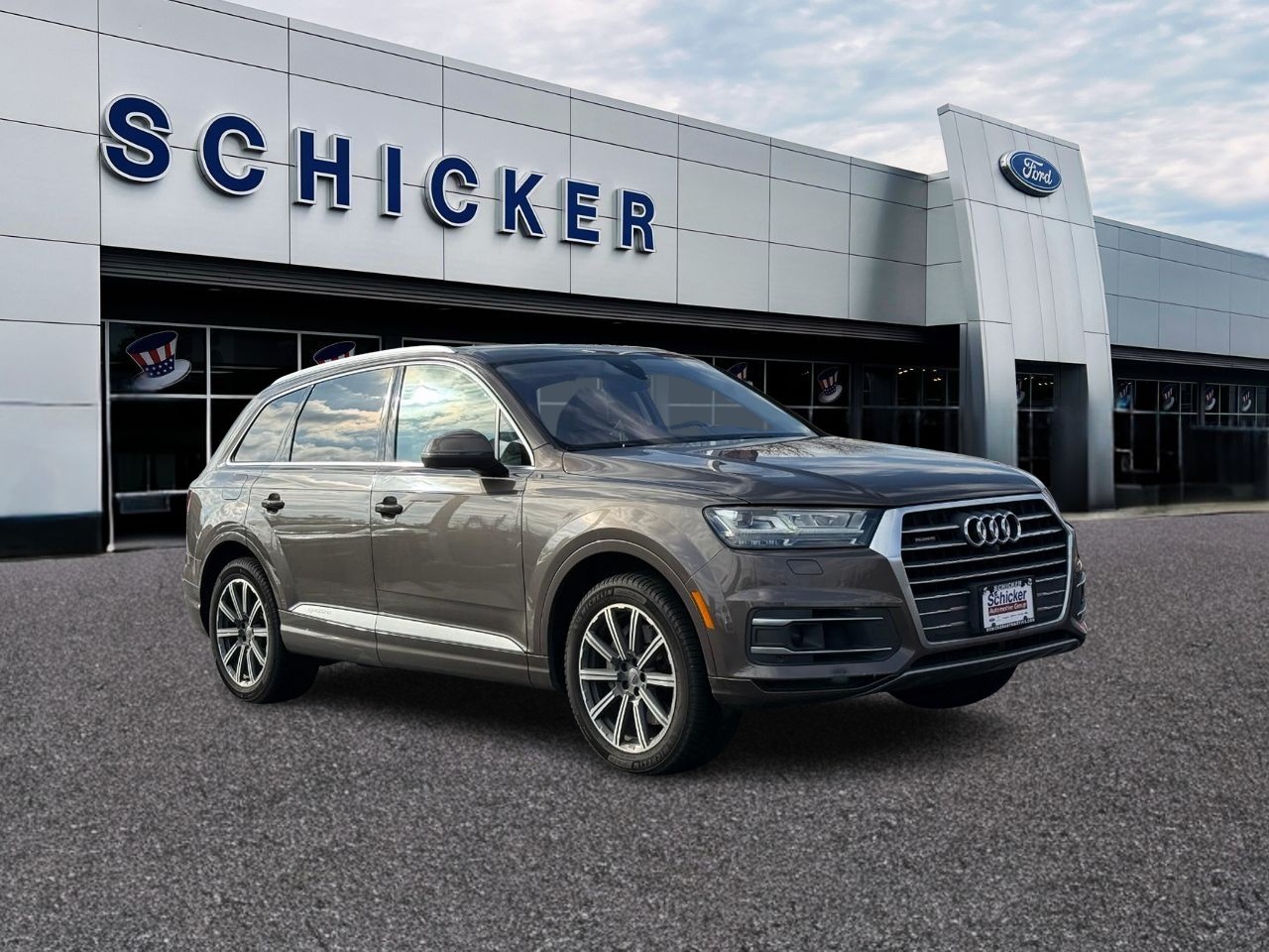 Audi Q7 Vehicle Full-screen Gallery Image 01