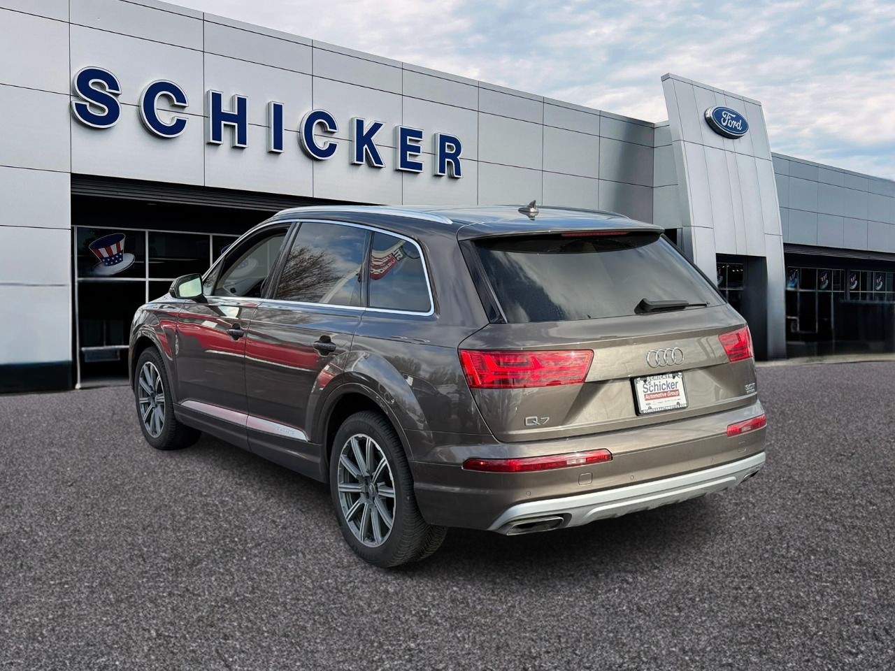 Audi Q7 Vehicle Full-screen Gallery Image 03