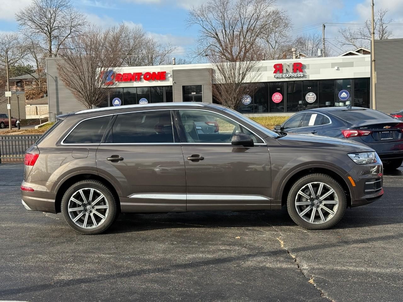 Audi Q7 Vehicle Full-screen Gallery Image 05