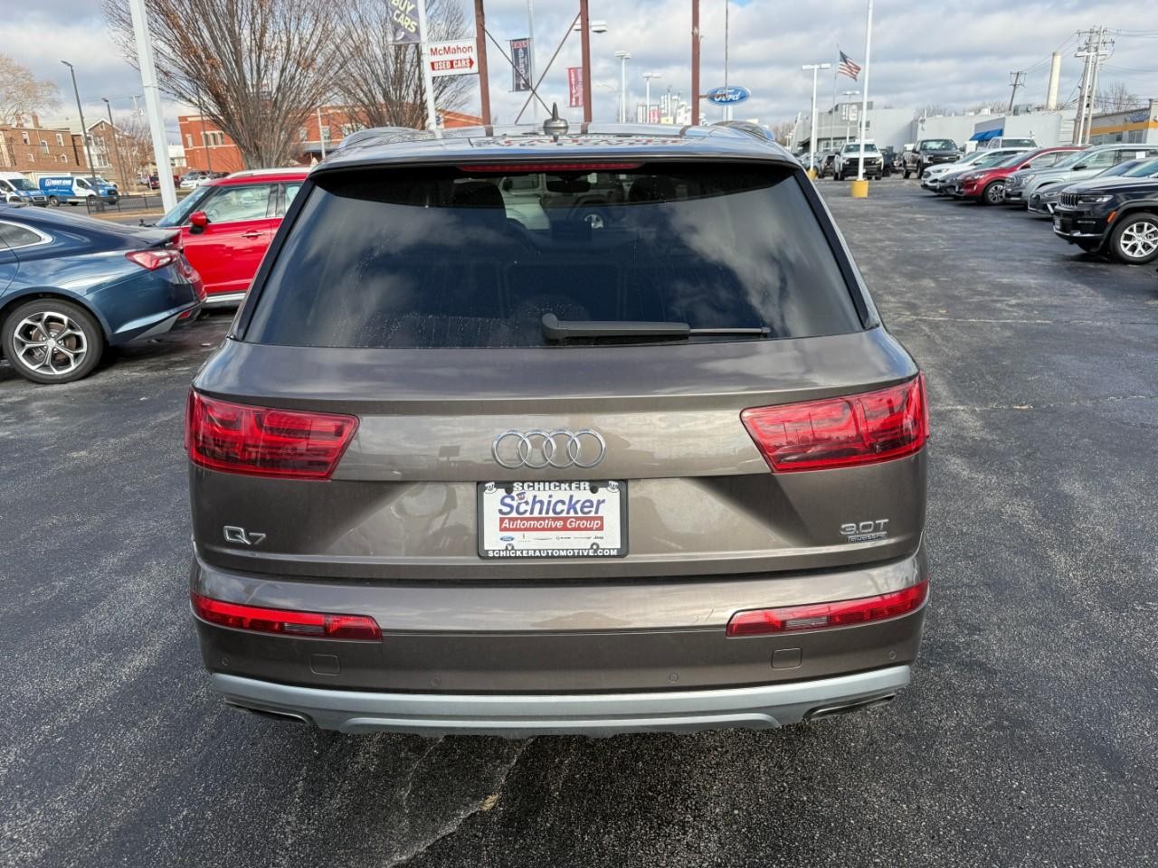 Audi Q7 Vehicle Full-screen Gallery Image 06