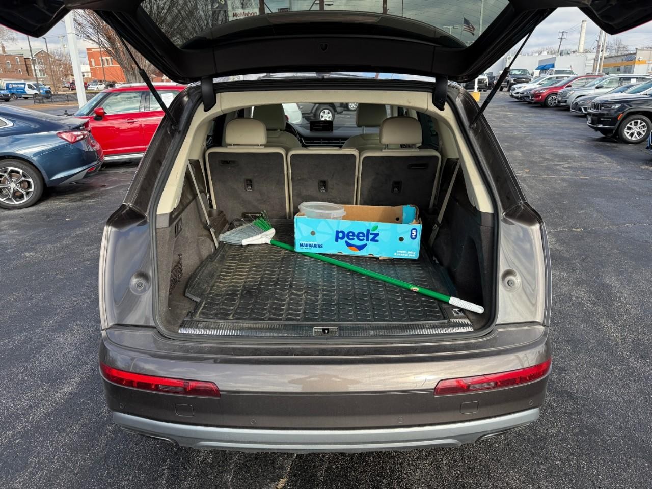 Audi Q7 Vehicle Full-screen Gallery Image 07