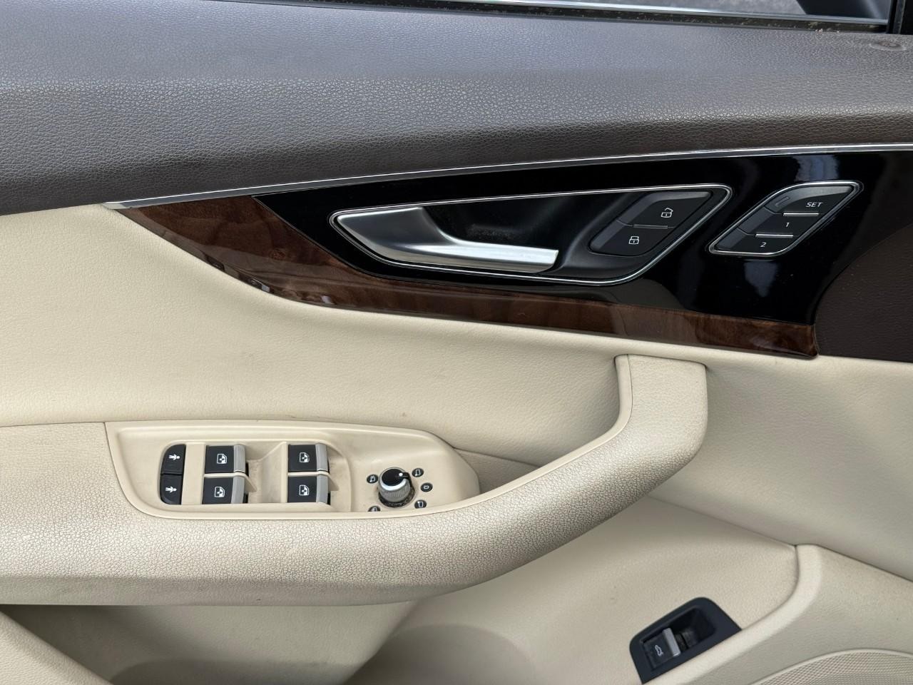 Audi Q7 Vehicle Full-screen Gallery Image 13