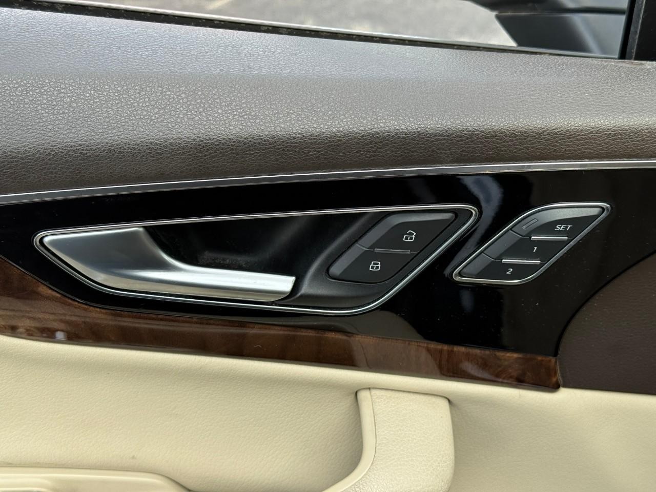 Audi Q7 Vehicle Full-screen Gallery Image 14