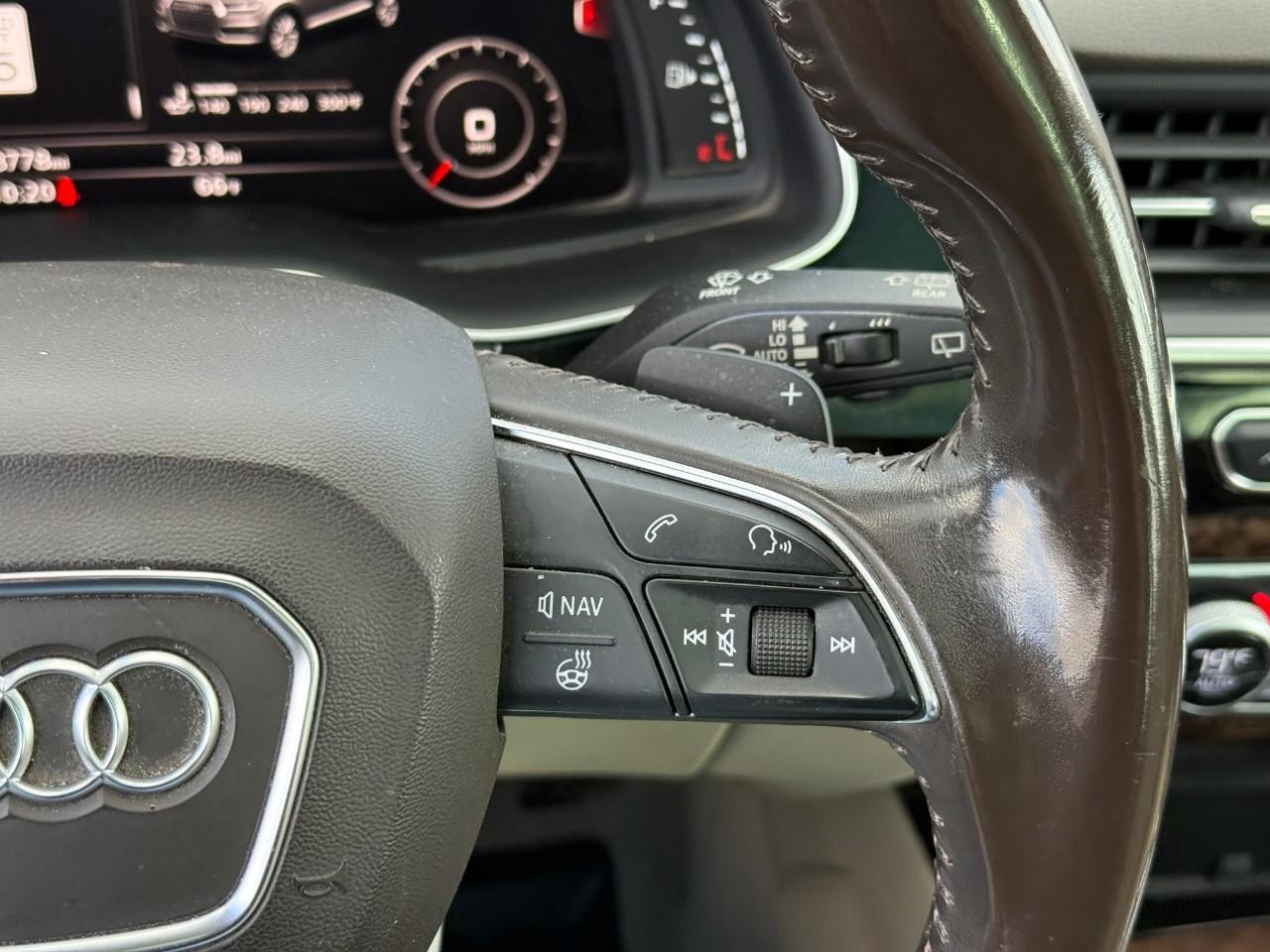 Audi Q7 Vehicle Full-screen Gallery Image 19