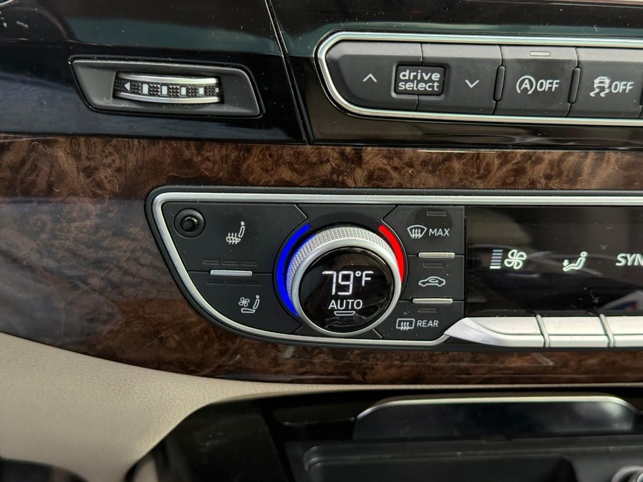 Audi Q7 Vehicle Full-screen Gallery Image 22