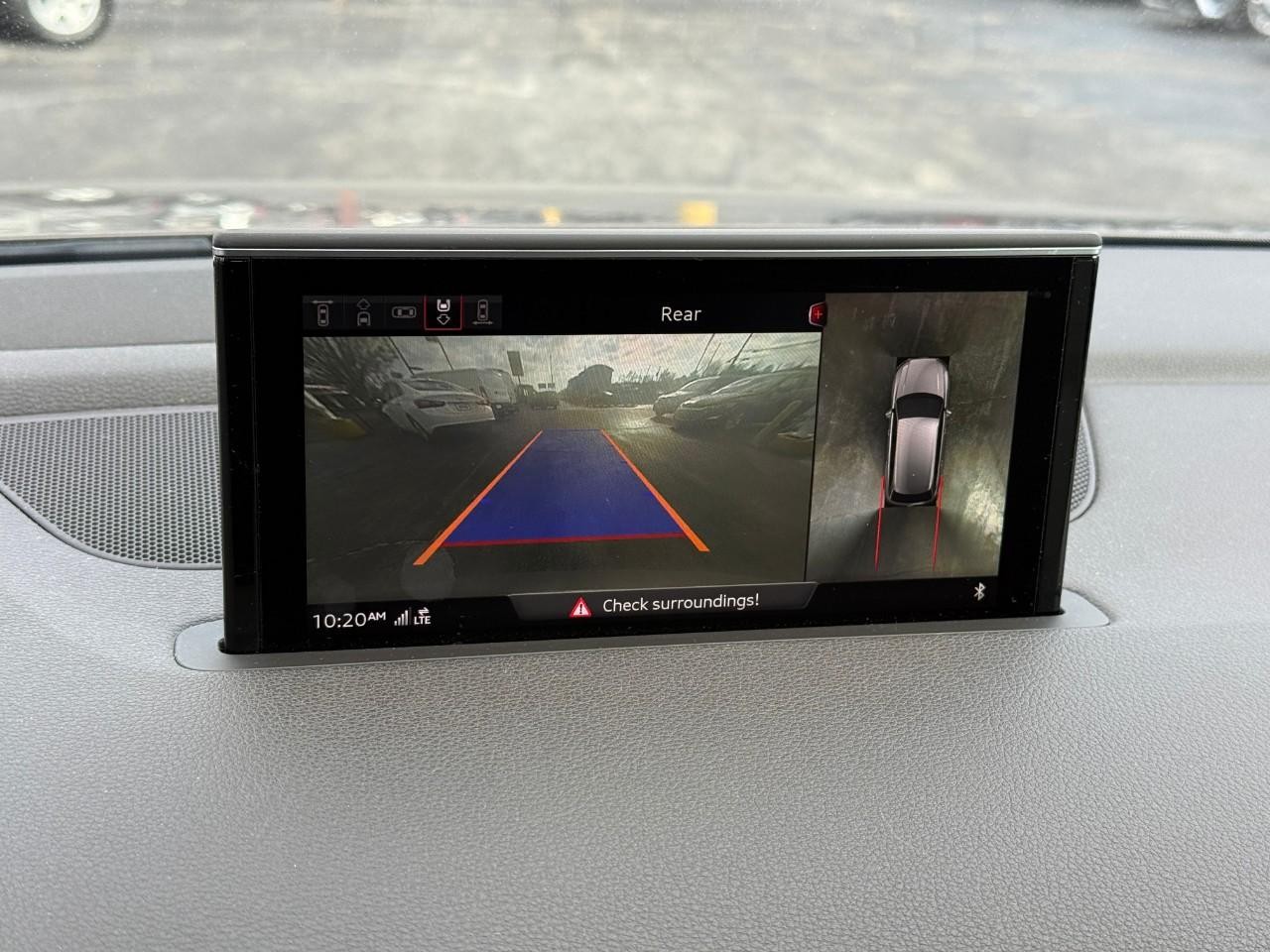 Audi Q7 Vehicle Full-screen Gallery Image 23