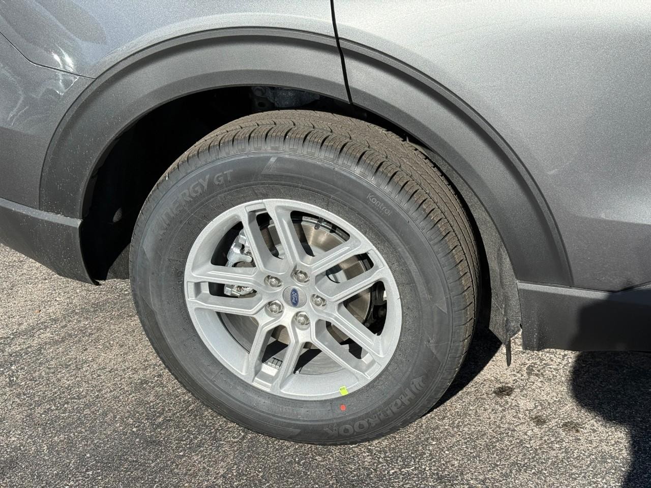 Ford Explorer Vehicle Full-screen Gallery Image 04