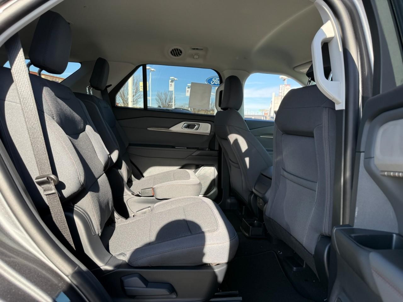 Ford Explorer Vehicle Full-screen Gallery Image 05