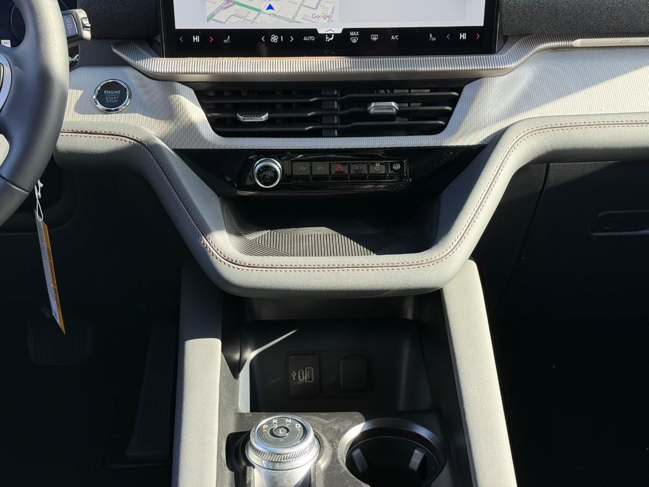 Ford Explorer Vehicle Full-screen Gallery Image 10