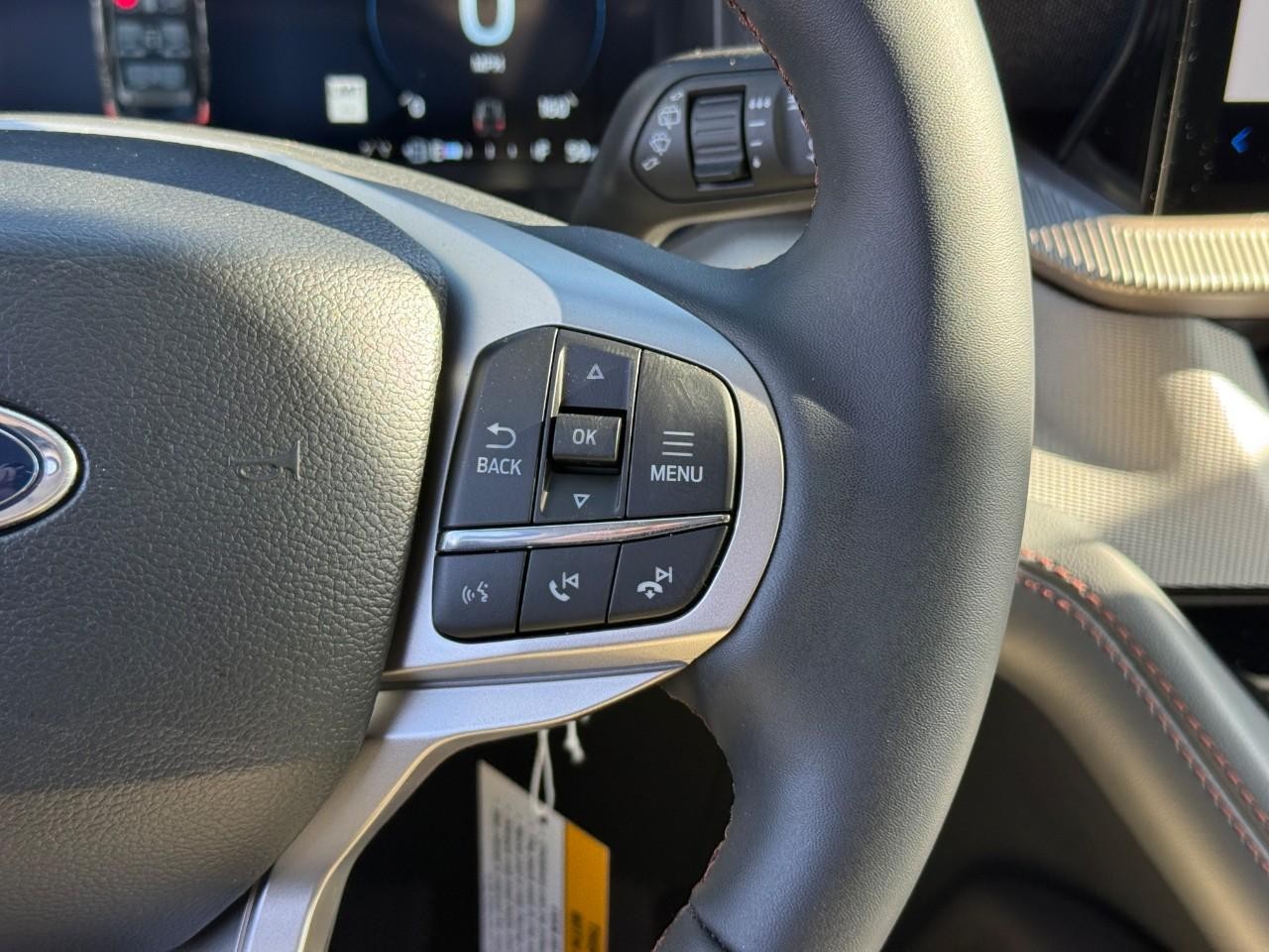 Ford Explorer Vehicle Full-screen Gallery Image 15