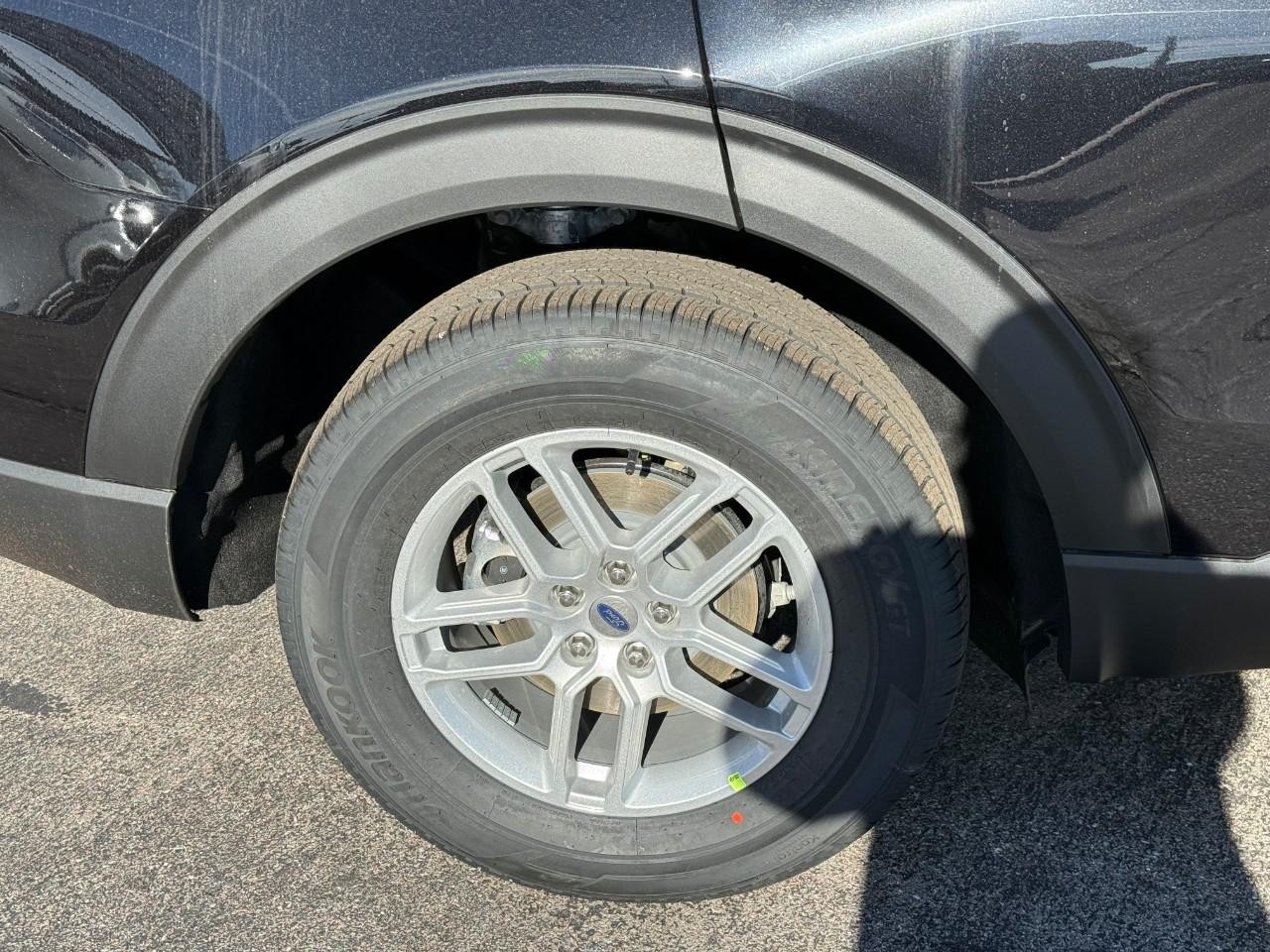 Ford Explorer Vehicle Full-screen Gallery Image 04