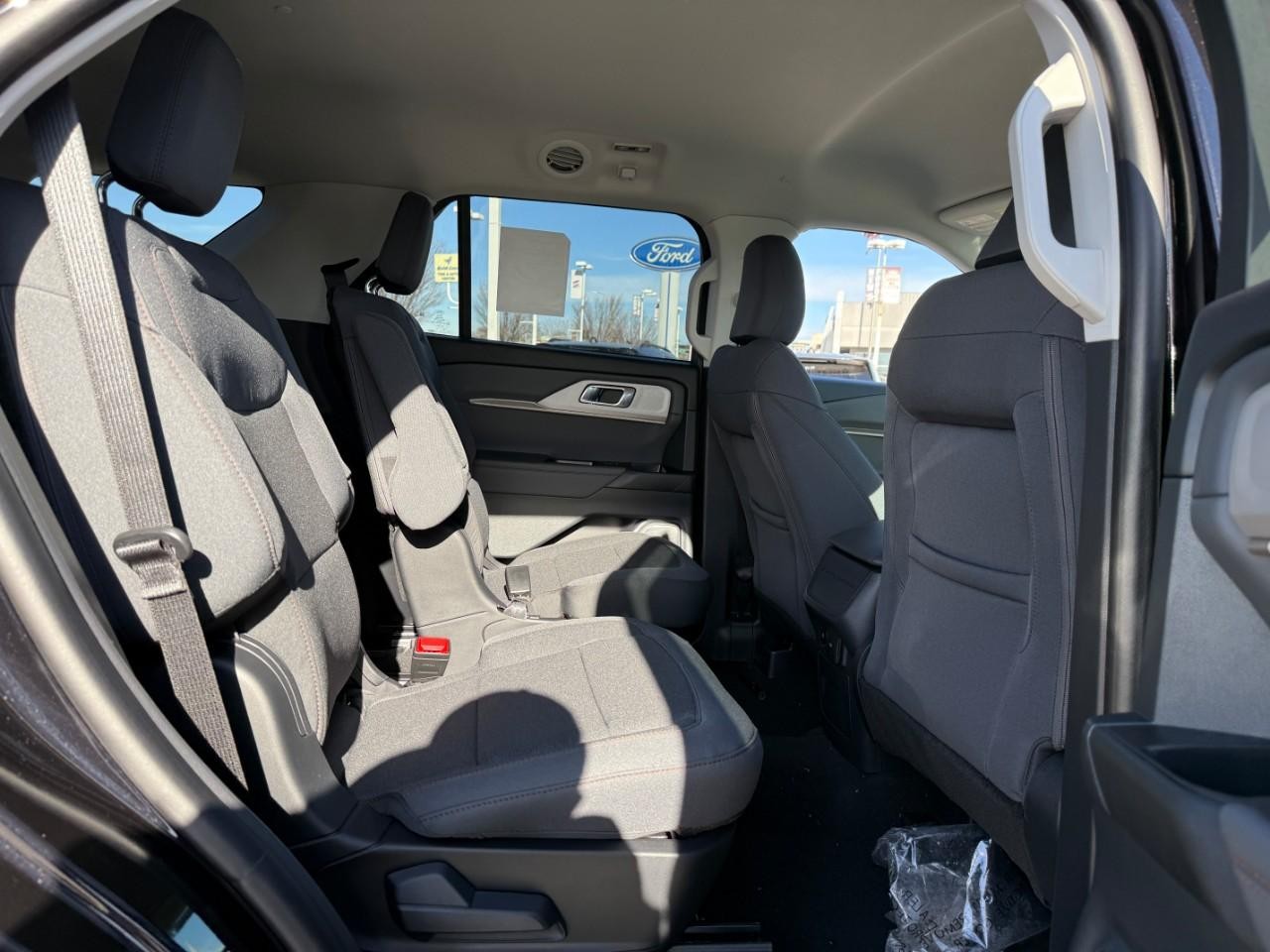 Ford Explorer Vehicle Full-screen Gallery Image 05