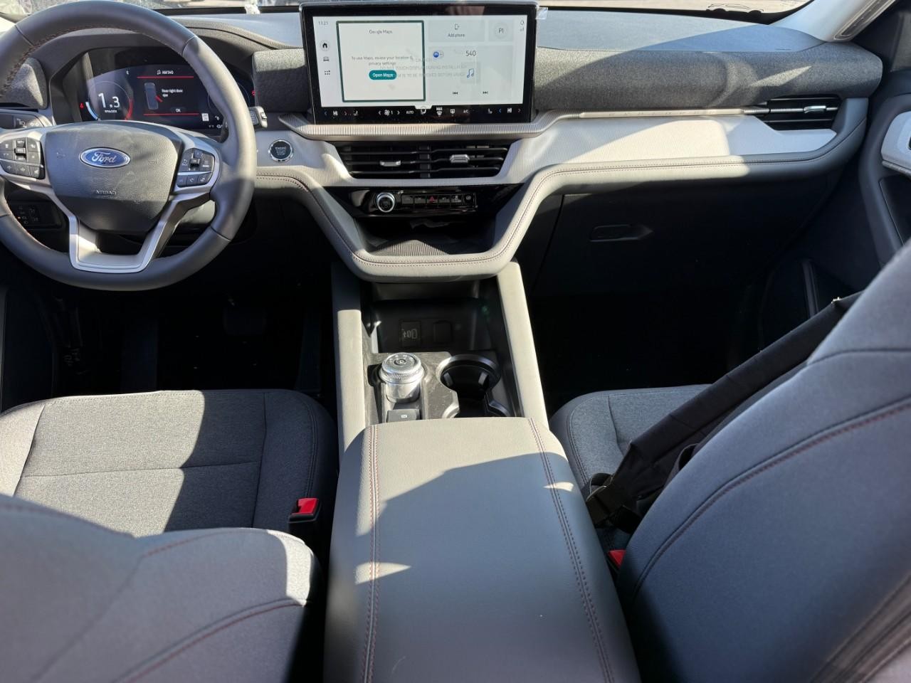 Ford Explorer Vehicle Full-screen Gallery Image 07