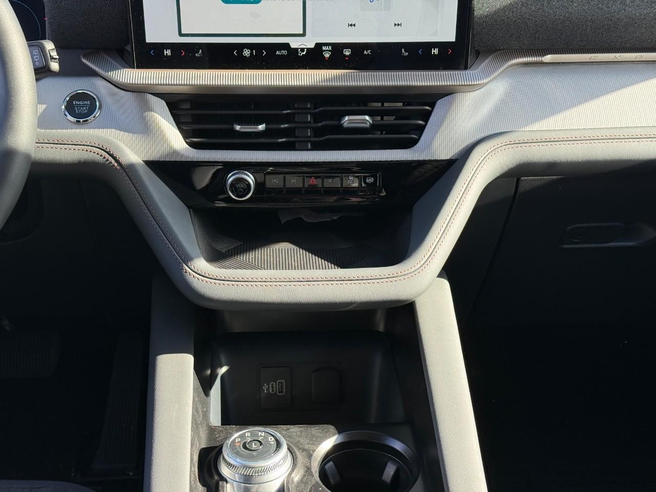 Ford Explorer Vehicle Full-screen Gallery Image 10