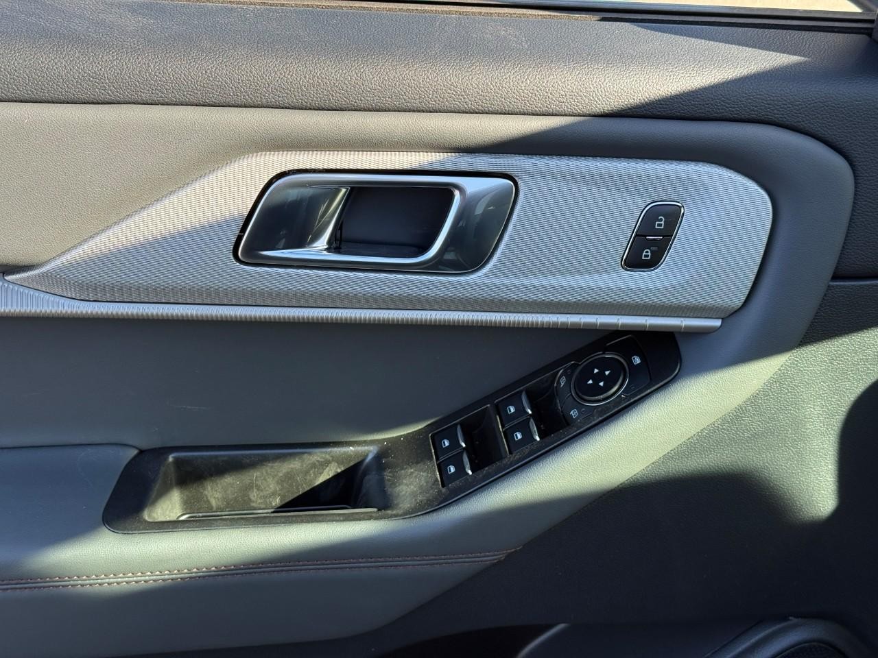 Ford Explorer Vehicle Full-screen Gallery Image 11