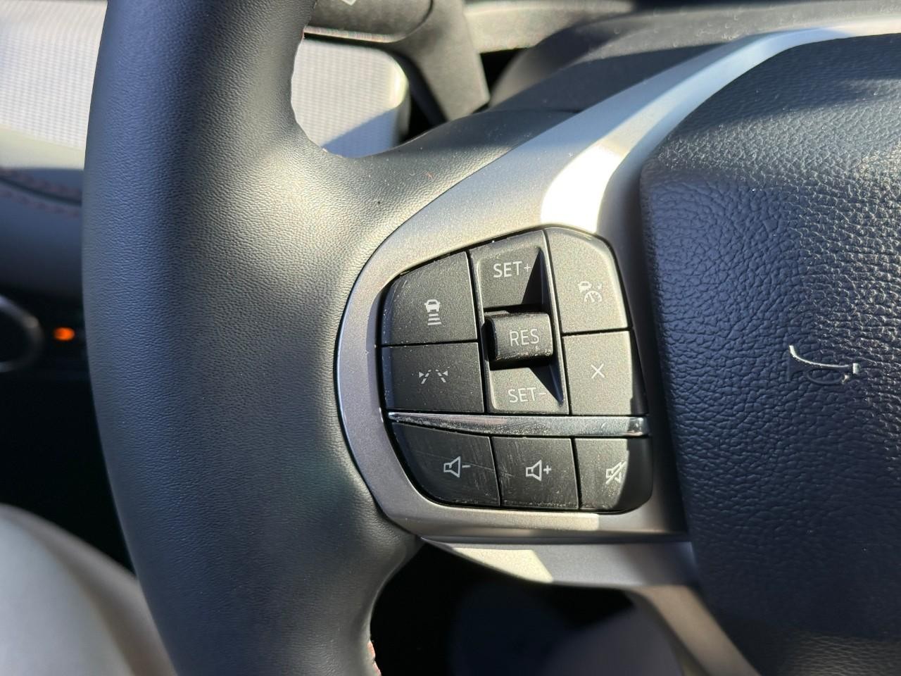 Ford Explorer Vehicle Full-screen Gallery Image 14