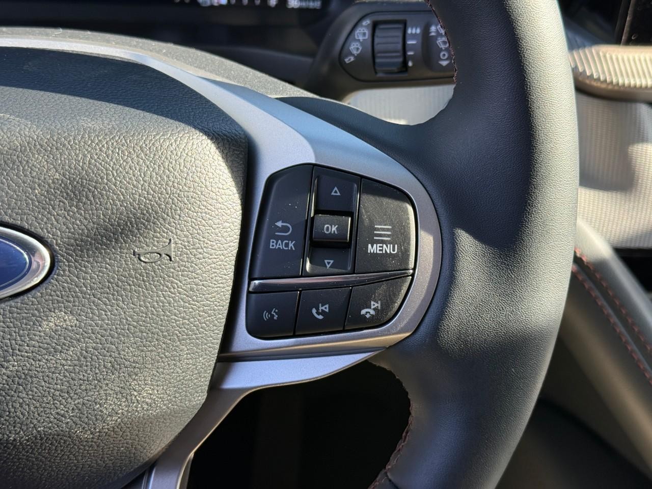 Ford Explorer Vehicle Full-screen Gallery Image 15