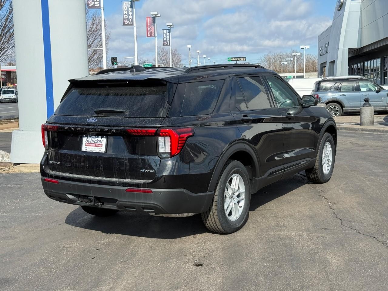 Ford Explorer Vehicle Full-screen Gallery Image 03