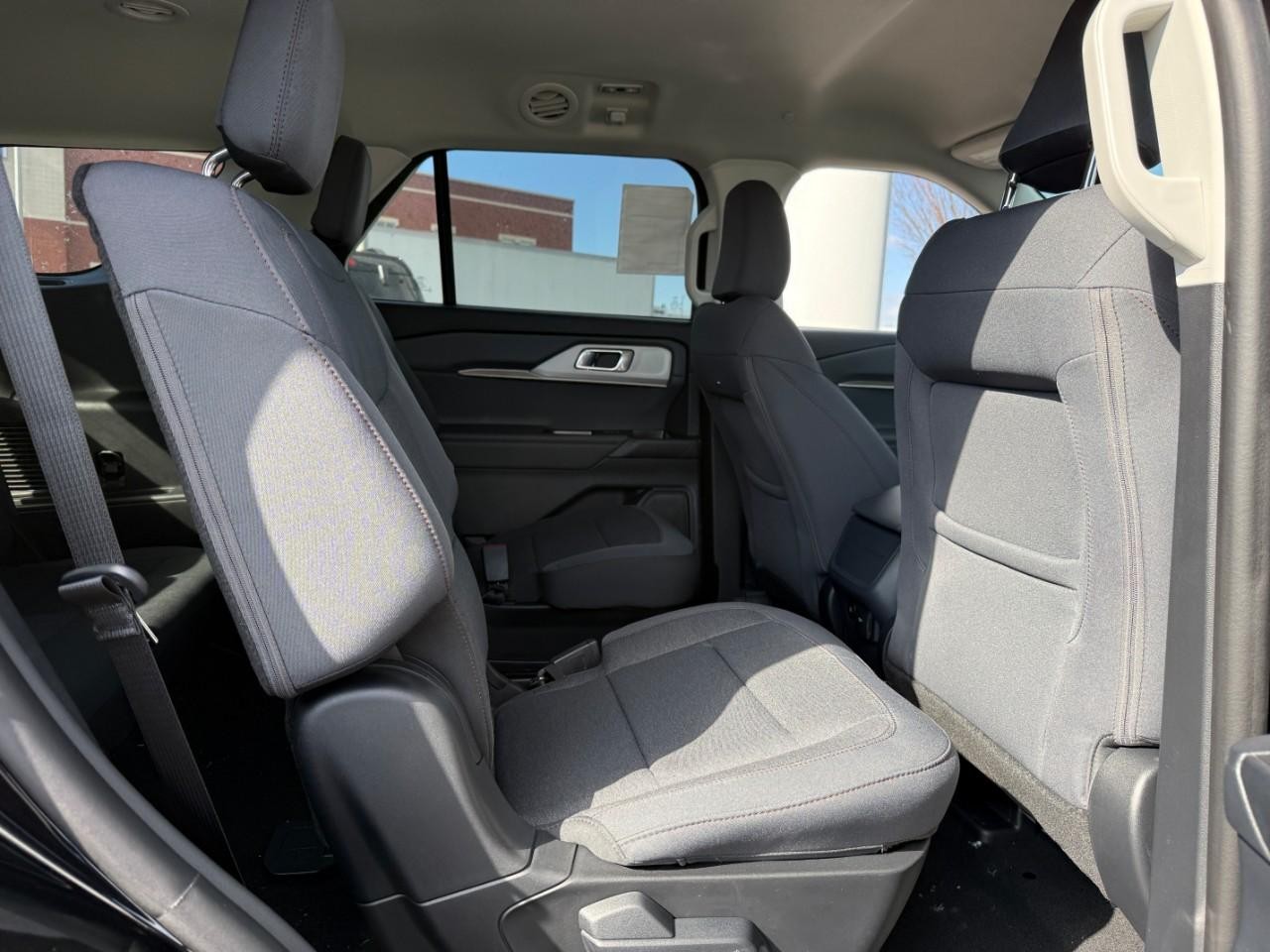 Ford Explorer Vehicle Full-screen Gallery Image 06