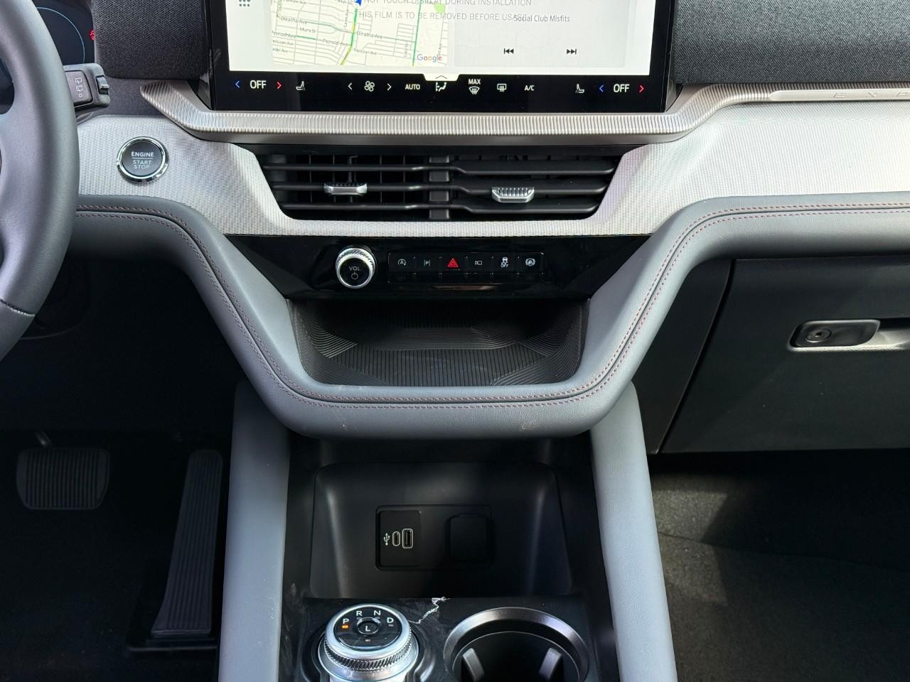 Ford Explorer Vehicle Full-screen Gallery Image 11