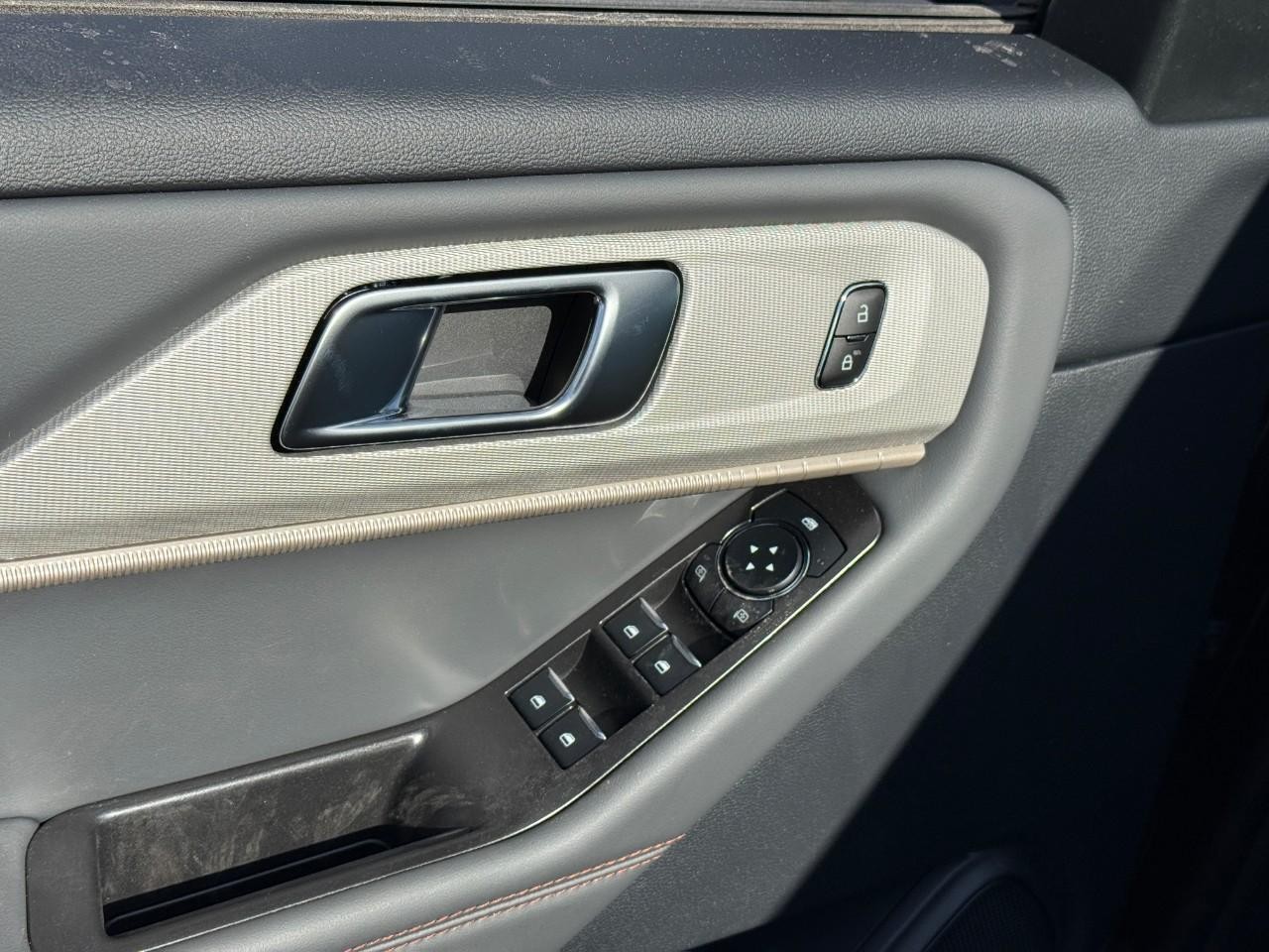 Ford Explorer Vehicle Full-screen Gallery Image 12